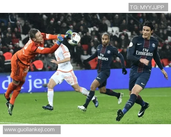 国王杯惊现冷门拜仁与里昂激战成平局转会风波引发热议